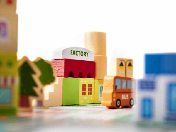 Lesene izobraževalne kocke s podlogo za sestavljanko - mesto | 120 kosov