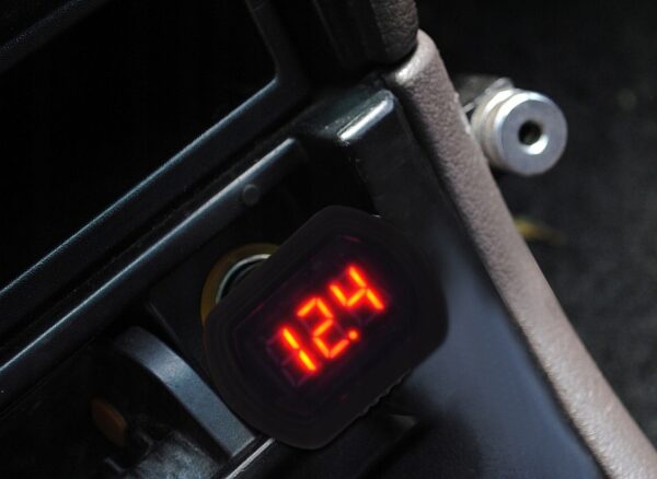 Voltmeter za avto - 12 V in 24 V